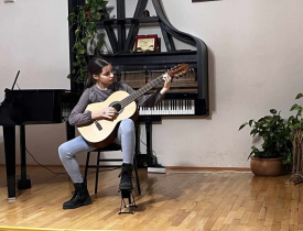 Koncert gitarista i gitaristkinja u klasi nastavnice Daniele Pavlović